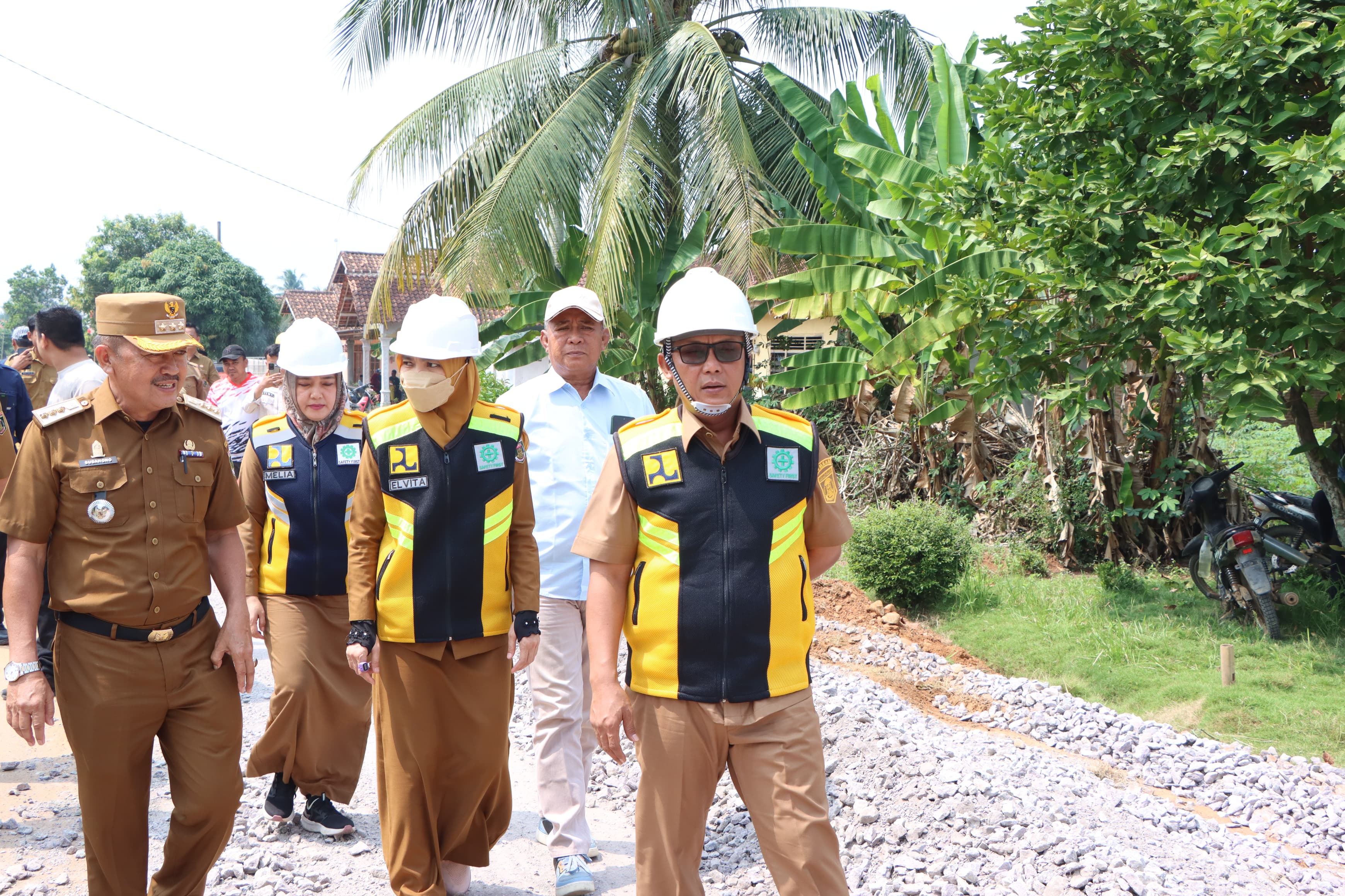 Bupati Lampung Tengah Tinjau Pembangunan Jalan Buyut Ilir – Tanggul Angin