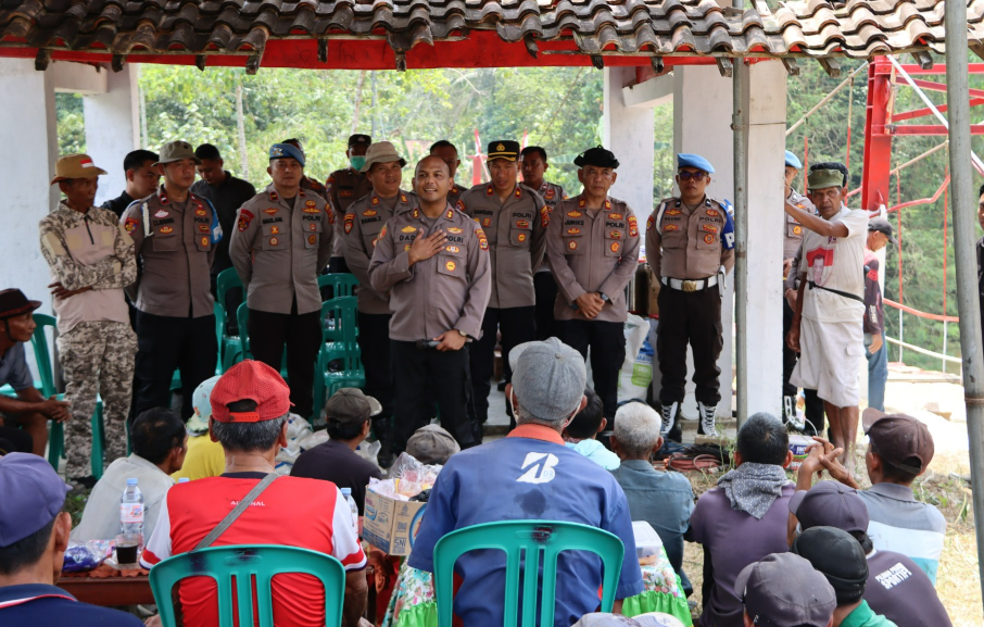 Jembatan Gantung Bumi Arum Pringsewu Rampung Diperbaiki, Kapolres dan 200 Warga Turun Tangan
