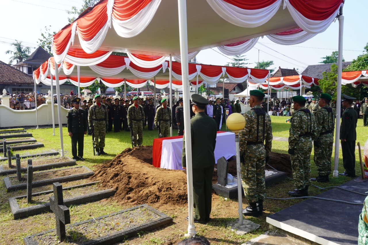 Upacara Pemakaman Militer Kopda Anumerta Farizal Rhomadhon Berlangsung Khidmat