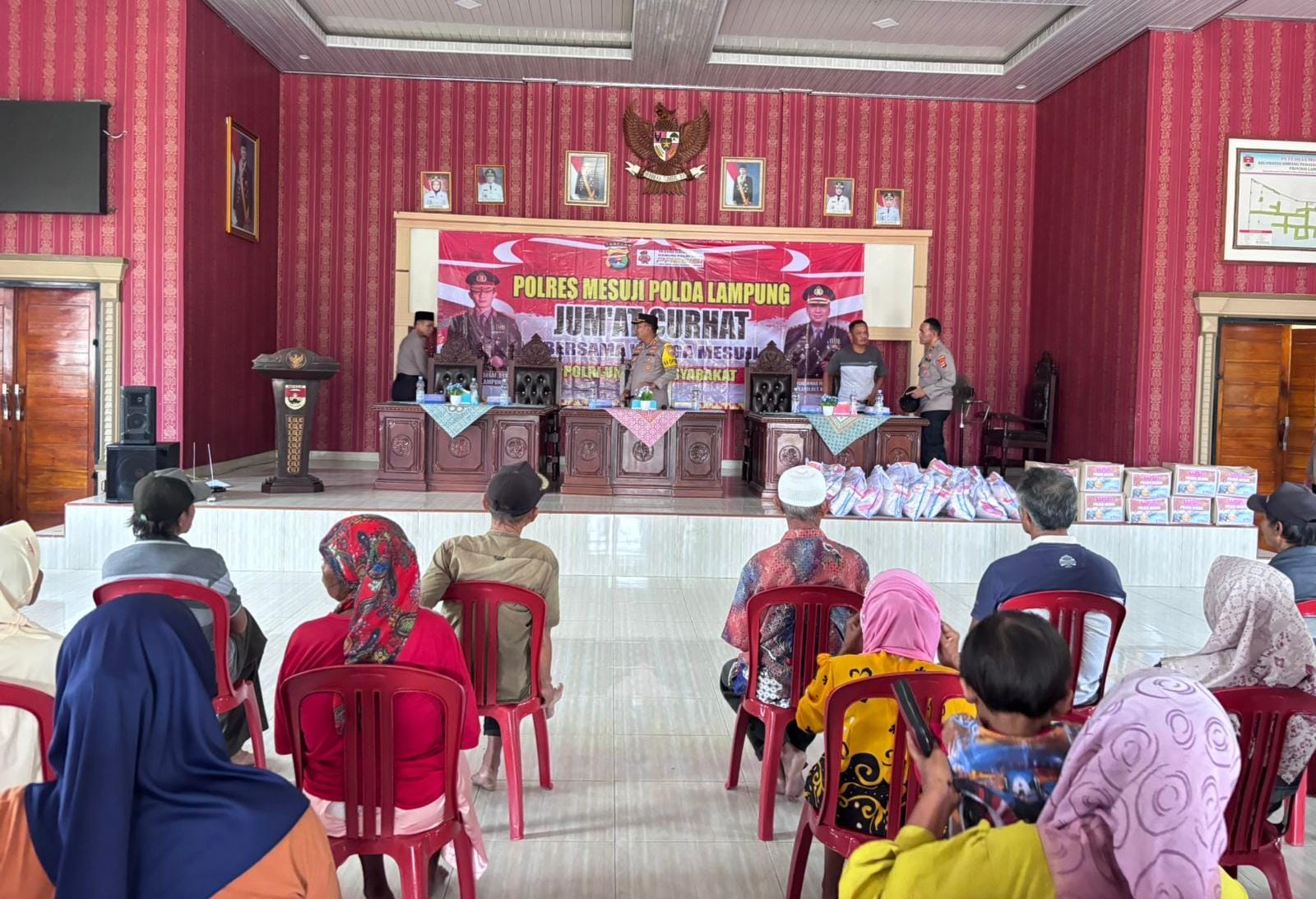 Polres Mesuji Gelar Jumat Curhat dan Bhakti Kepolisian, Bagikan Puluhan Paket Sembako untuk Warga Mulya Agung