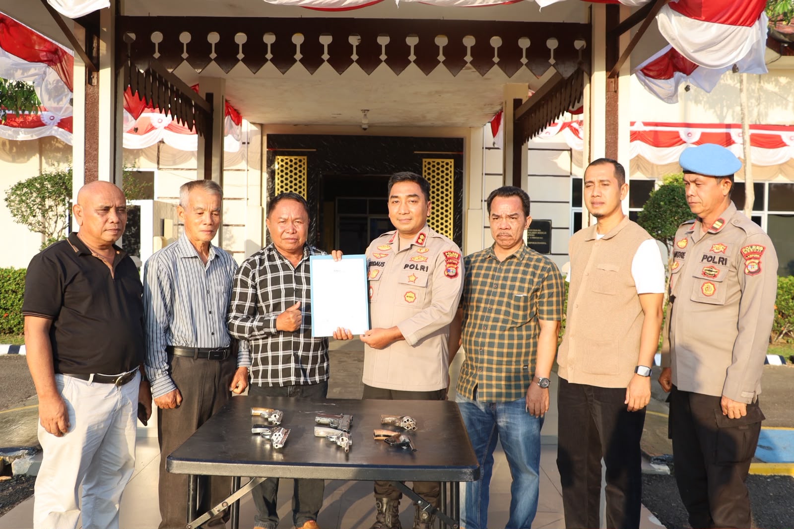 Dukung Kamtibmas, Tokoh Masyarakat Mesuji Serahkan 6 Pucuk Senjata Api Rakitan