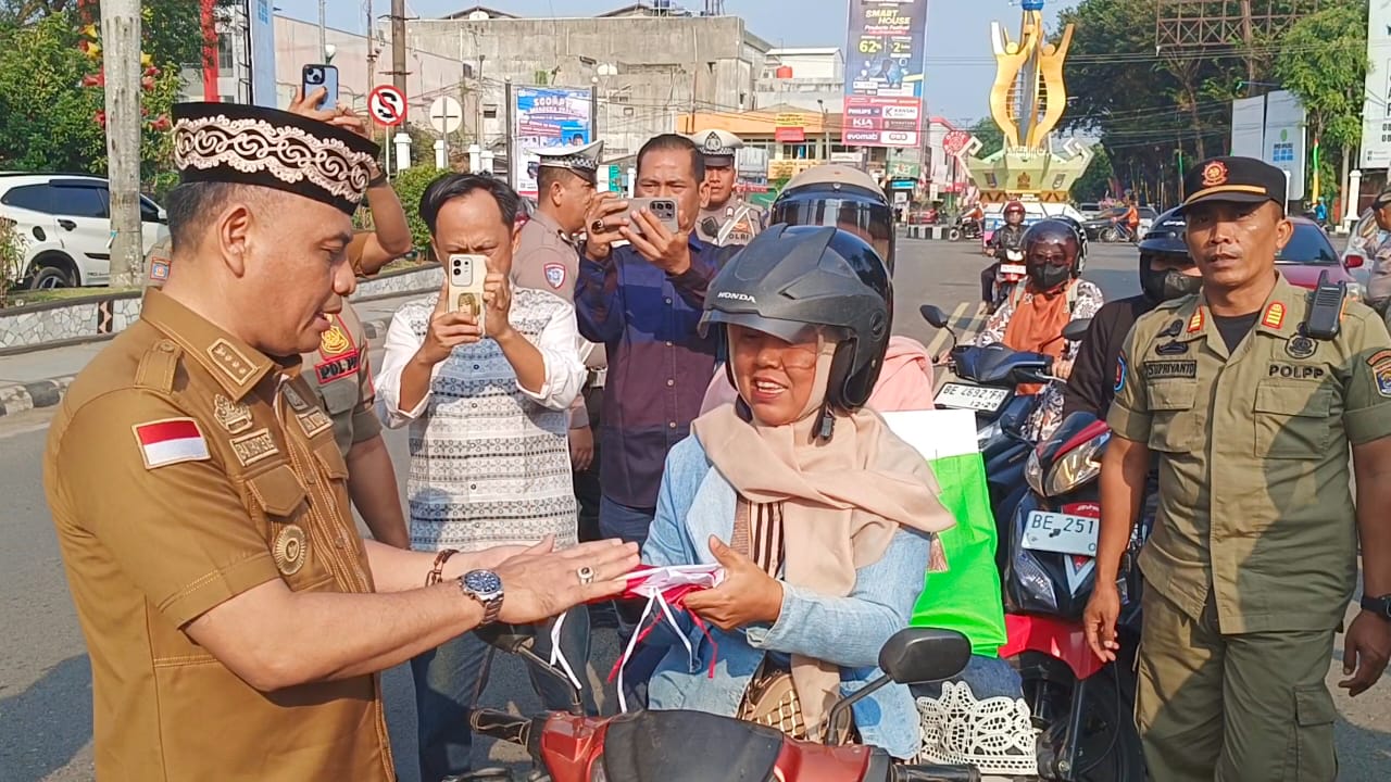 Pemkot Metro Bagikan Ratusan Bendera Merah Putih Sambut HUT RI ke-80