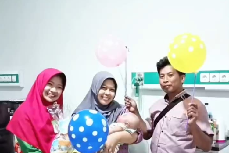  Rayakan Hari Anak Nasional 2025, RSUM Metro Bagikan Balon dan Bingkisan untuk Pasien Anak