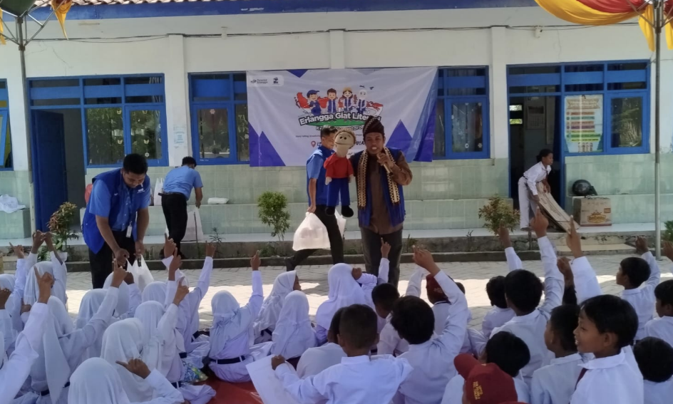 Pendongeng Asal Kota Metro Sukses Giat Literasi di SDN Dulang 4 Sampang