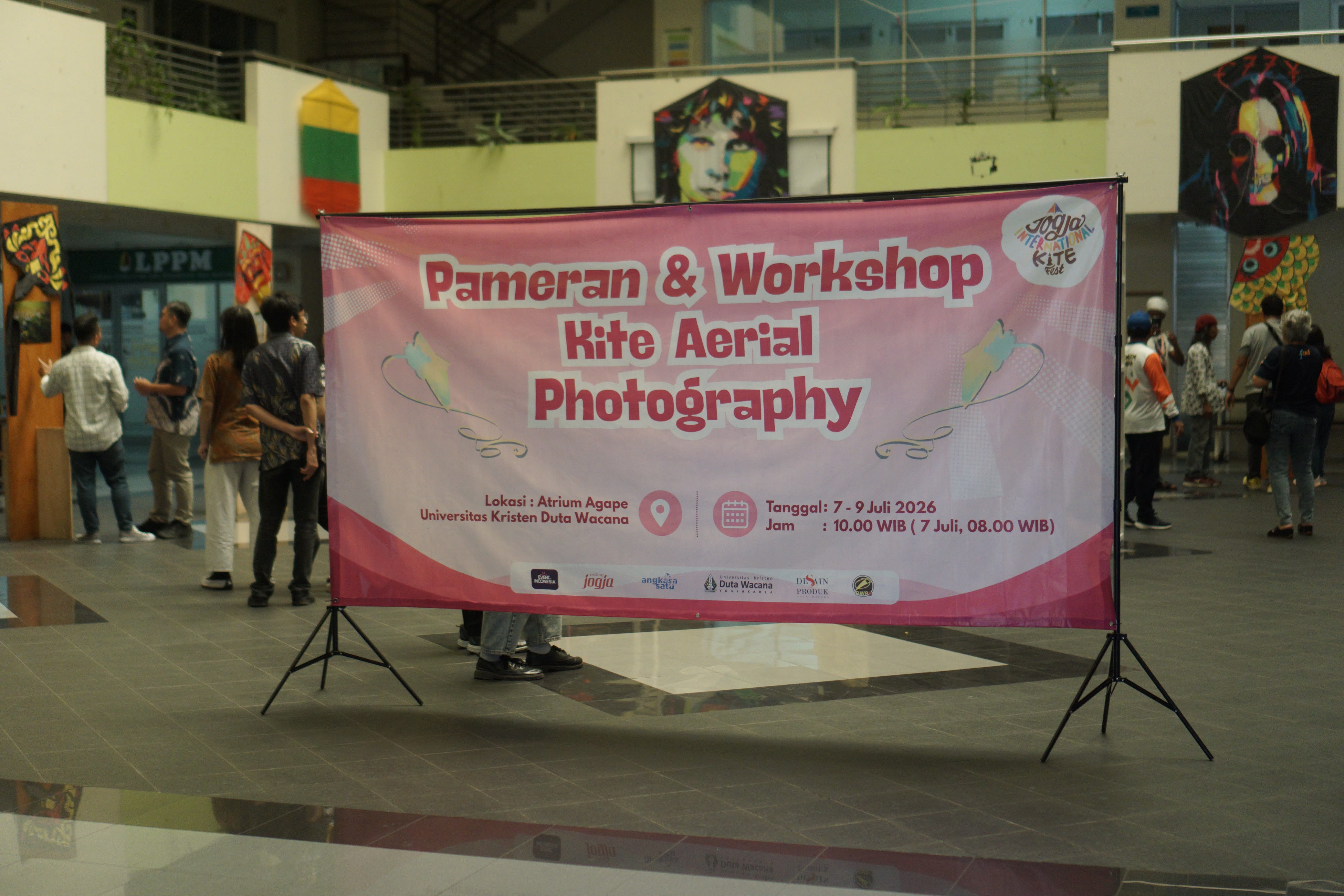 JIKF 2026 Kenalkan Fotografi Udara dengan Layang-layang Lewat Workshop di UKDW