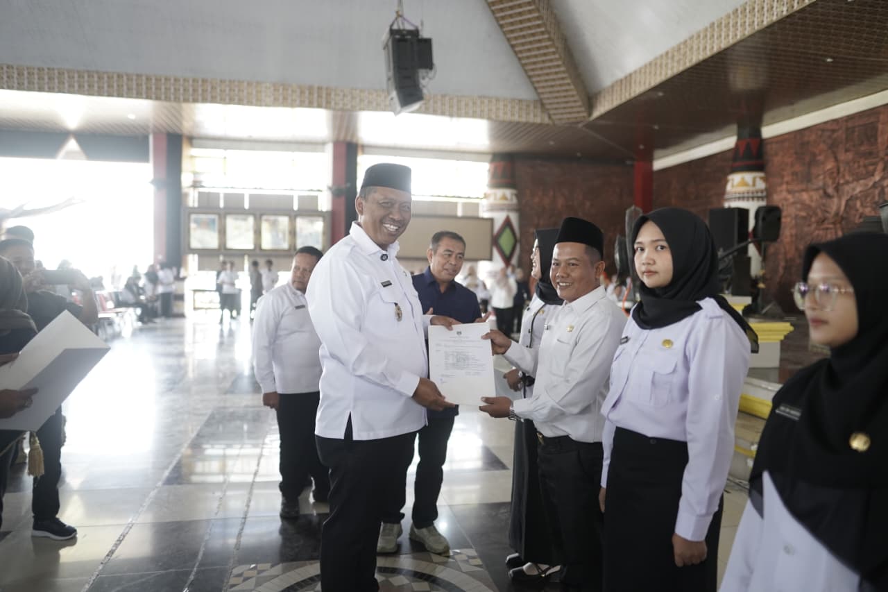 Plt. Bupati I Komang Koheri Serahkan SK PPPK Paruh Waktu kepada 3.052 Nakes dan Guru