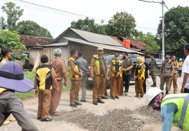 Pastikan Mudik Aman dan Nyaman, Wakil Bupati Tinjau Perbaikan Jalan Lingkar Barat Poncowati