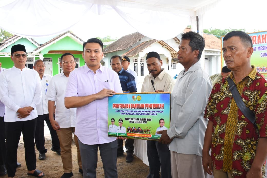 DPR RI Salurkan Bantuan Puluhan Alsintan untuk Petani Tubaba