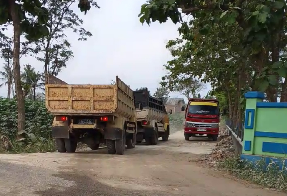 Truk Galian Lalu Lalang, Warga Karang Anyar Keluhkan Terganggu Debu 