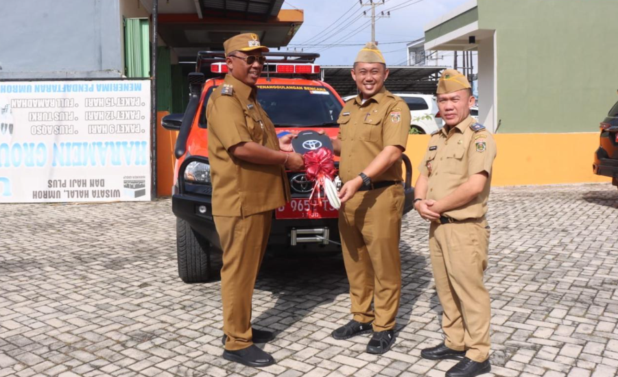 Plt Bupati I Komang Koheri Serah Terima Hibah Kendaraan Rescue dari BNPB