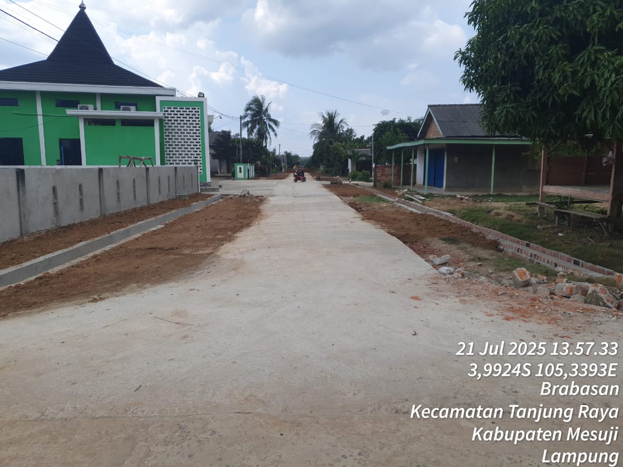 Kades Sugiono Komitmen Rampungkan Rabat Beton Seluruh Jalan Desa