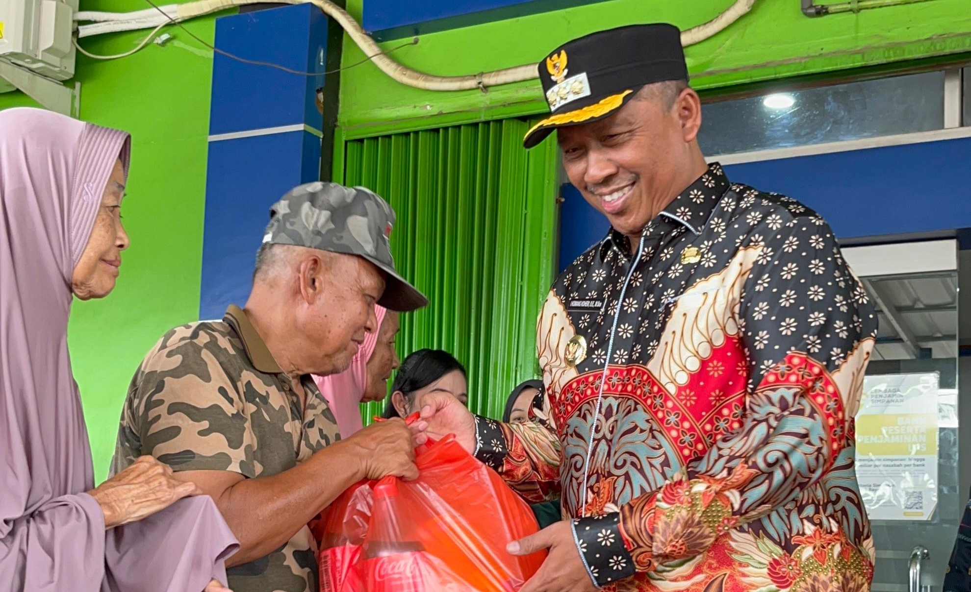 Plt Bupati Bersama Ketua TP PKK Lamteng Salurkan Paket Sembako untuk Warga Kota Gajah