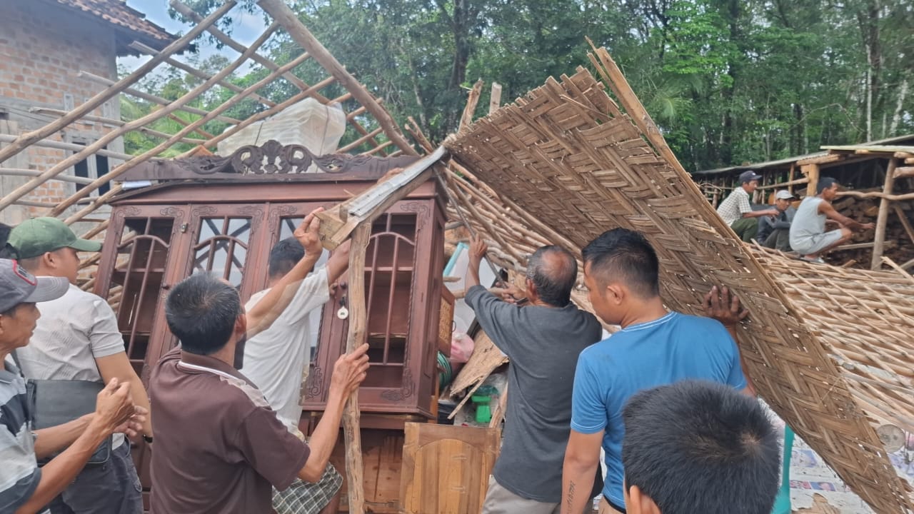 Warga Tubaba Tertimpa Musibah Rumah Roboh, Lazismu Salurkan Bantuan dan Dukungan