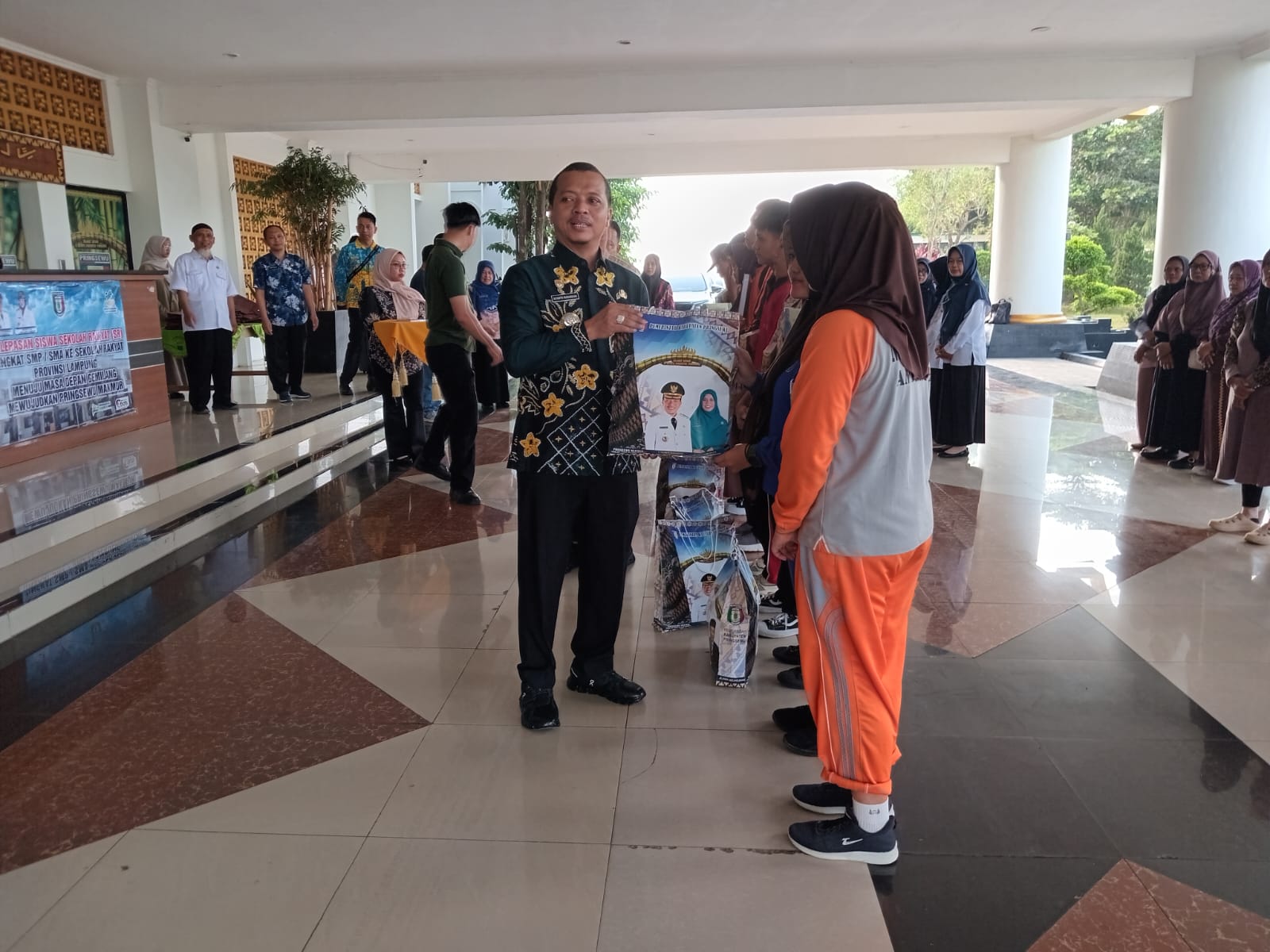 Resmi Diberangkatkan, 12 Siswa Asal Pringsewu Ikuti Pendidikan di Sekolah Rakyat Provinsi Lampung