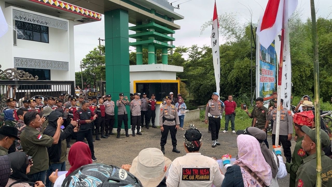 Polres Pringsewu Kawal Aksi Unjuk Rasa LSM Trinusa di DPRD dan Kejari Pringsewu