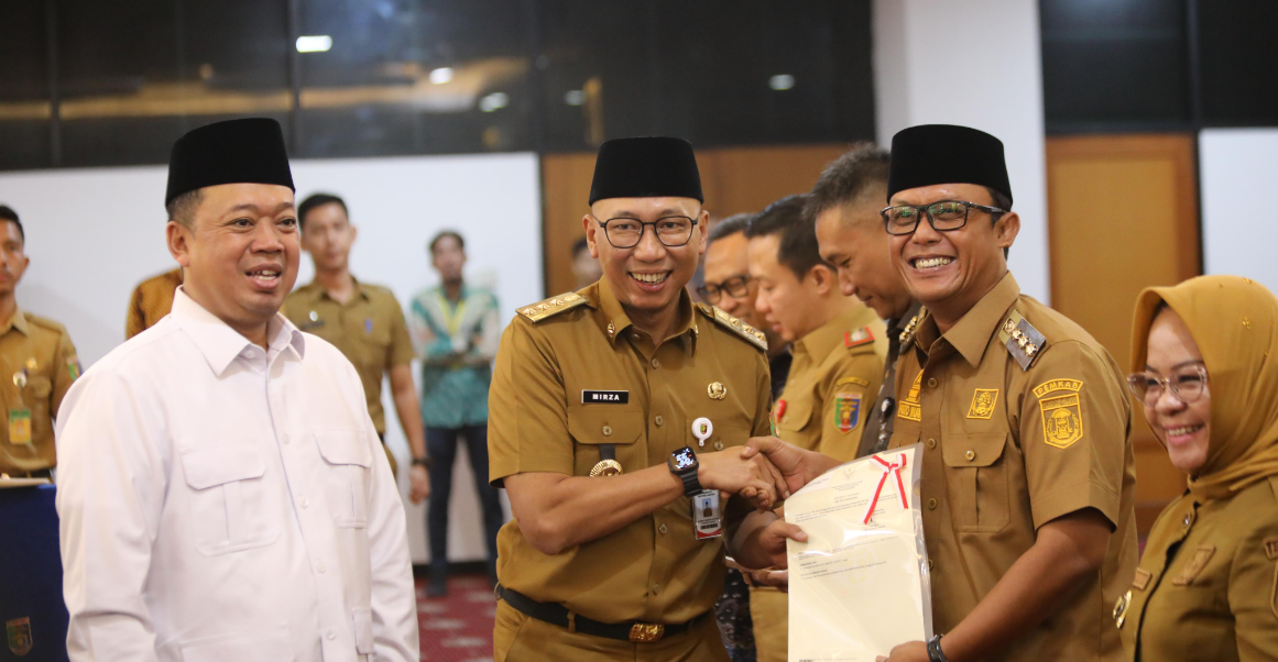 Bupati Ardito Terima Sertifikat Tanah dari Menteri ATR-BPN, Tegaskan Komitmen Dukung Program Pertanahan Nasional