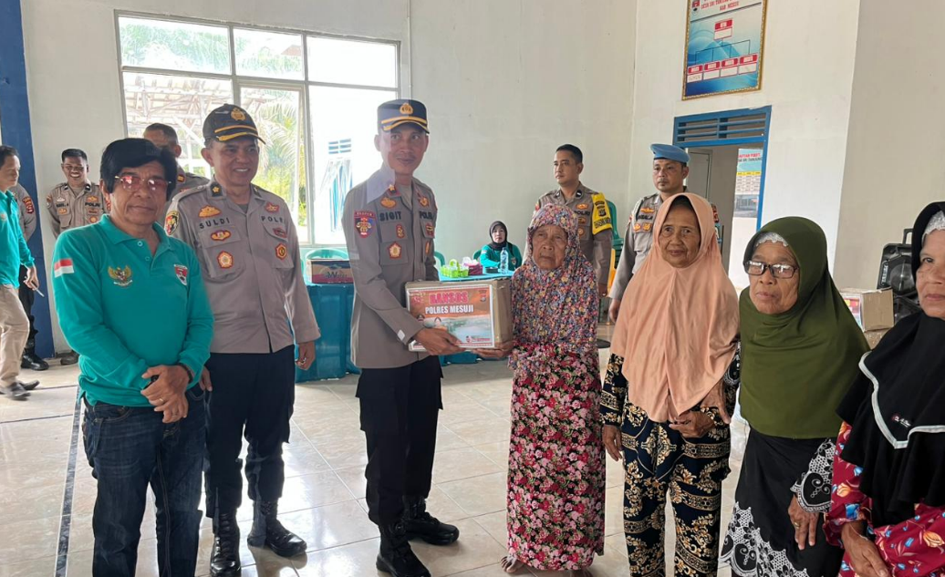Polres Mesuji Gelar Jumat Curhat di Sri Tanjung, Bagikan Puluhan Paket Sembako