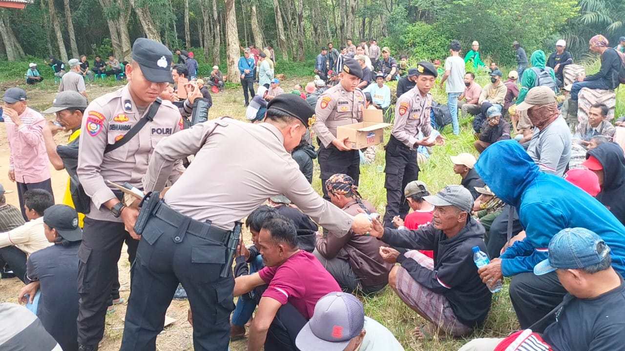 Polres Mesuji Bagikan Air Mineral untuk Massa Aksi di Kawasan PT Silva Inhutani 