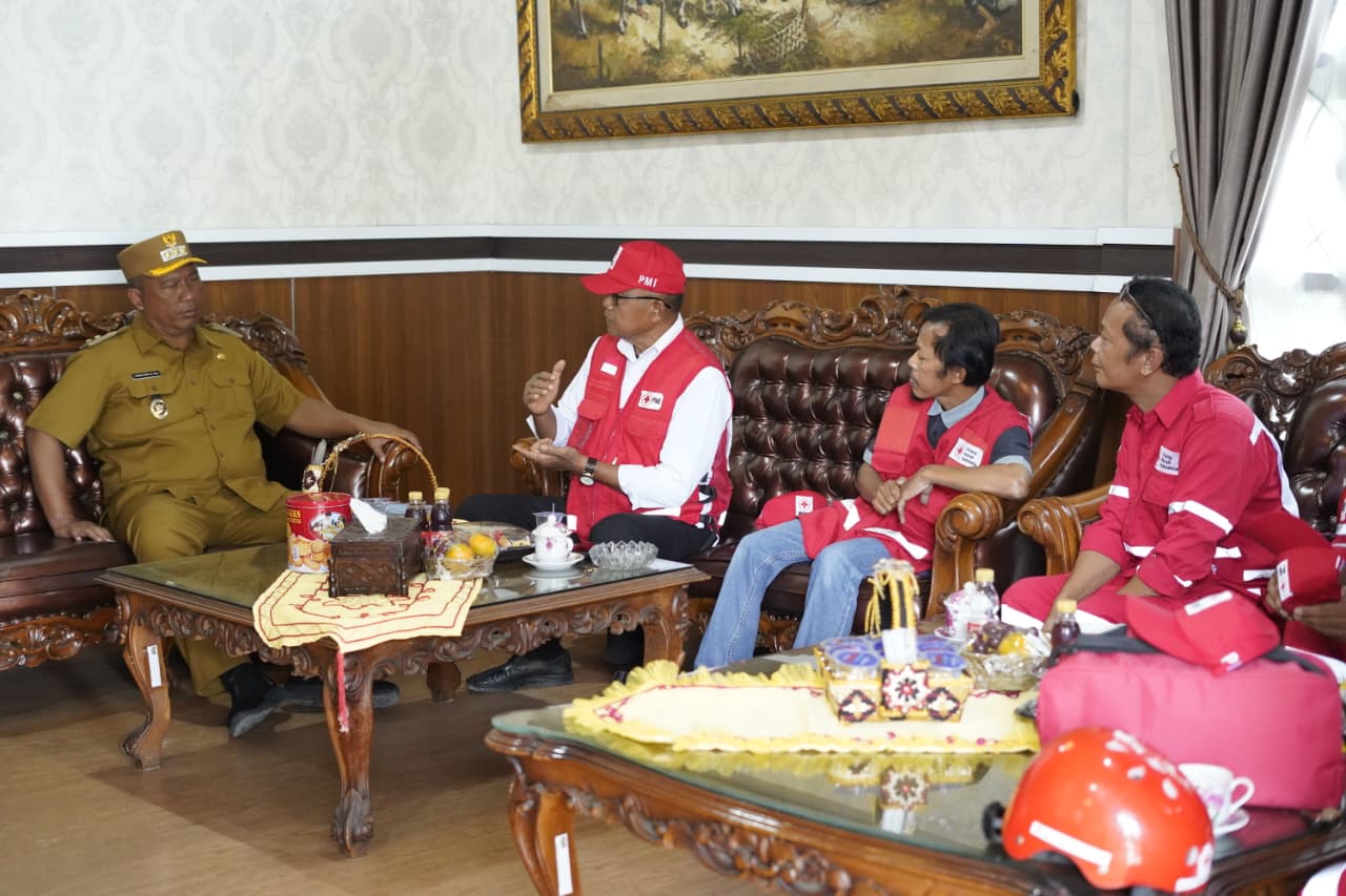 Plt. Bupati Lampung Tengah Lepas Relawan PMI untuk Bantu Korban Bencana di Sumatera