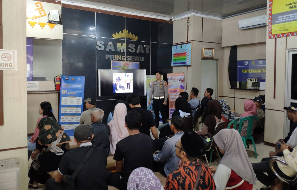 Warga Pringsewu Antusias Manfaatkan Program Pemutihan Pajak Kendaraan