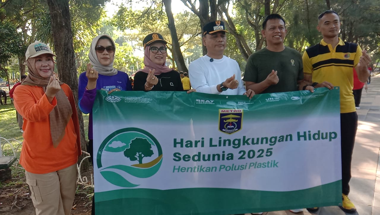Wali Kota Metro Pimpin Aksi Bersih-Bersih Taman Merdeka dan Masjid Taqwa Sambut Hari Lingkungan Hidup Sedunia