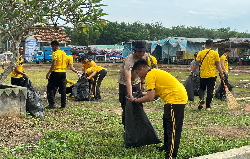 Usai Acara Puncak HUT Mesuji, Polres Mesuji Gelar Aksi Bersihkan Sampah di Mekar Jaya