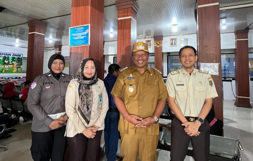 Sidak Samsat Gunung Sugih, Wabup I Komang Koheri Tekankan Kualitas Pelayanan Pajak