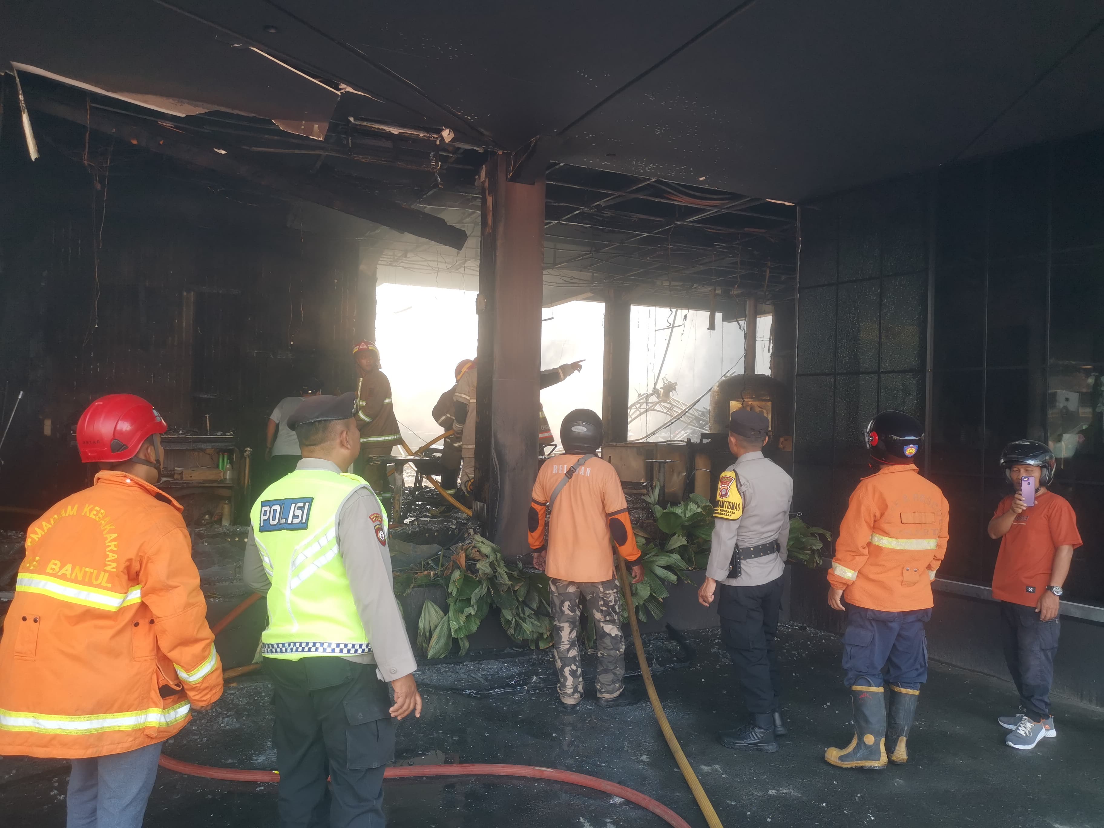 Diduga Korsleting Listrik, Vrama Billiard & Cafe Yogyakarta Dilalap Api