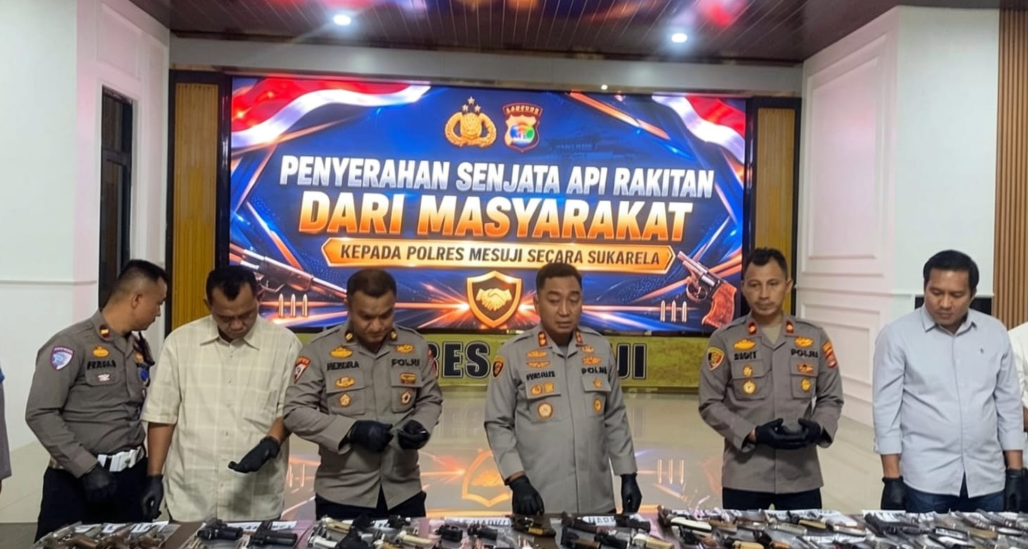 Warga Serahkan 80 Senjata Api Rakitan Secara Sukarela kepada Polres Mesuji