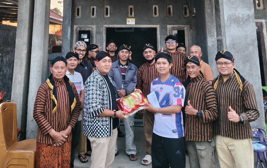 Pujakesuma Lampung Barat Serahkan Donasi untuk Korban Kebakaran Rumah di Kubu Prahu