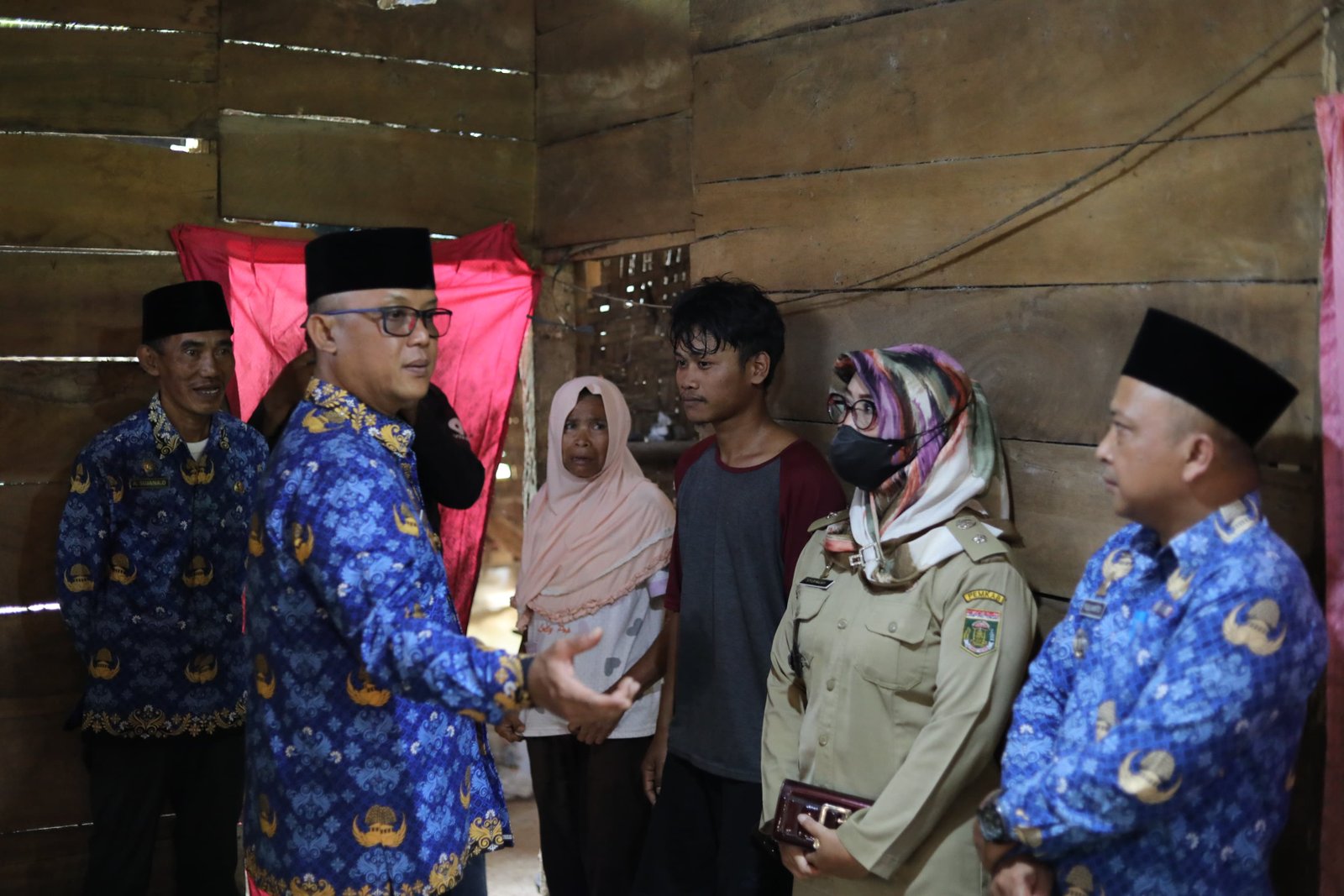 Gotong Royong Bedah Rumah, Bupati Lampung Tengah Bantu Warga Kali Wungu