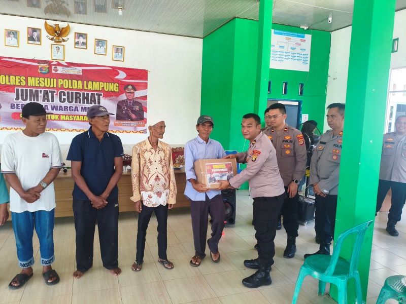 Polres Mesuji Gelar Jumat Curhat di Desa Margo Jadi, Bagikan 25 Paket Sembako