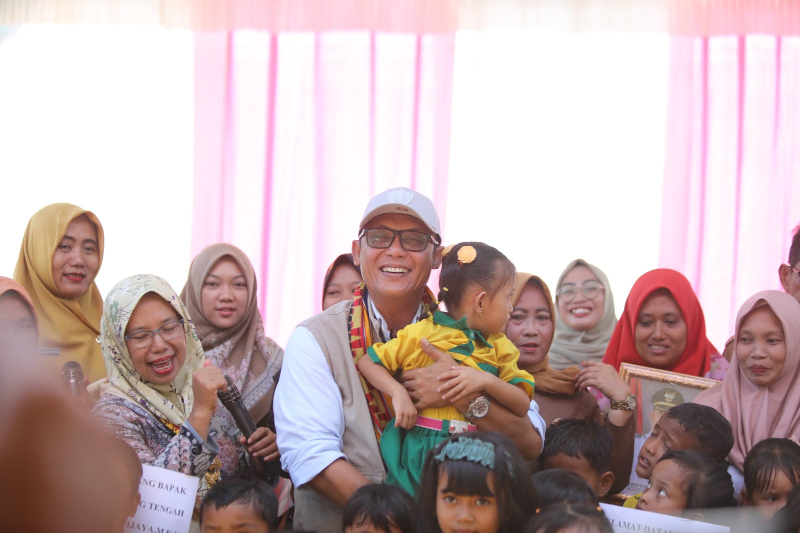 Bupati Ardito Wijaya Bagikan Susu Gratis Kepada Siswa SD Negeri 2 Kesuma Jaya