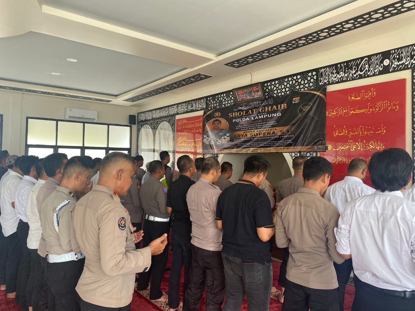 Jajaran Polres Mesuji Gelar Shalat Ghaib untuk Bripka Anumerta Arya Supena 