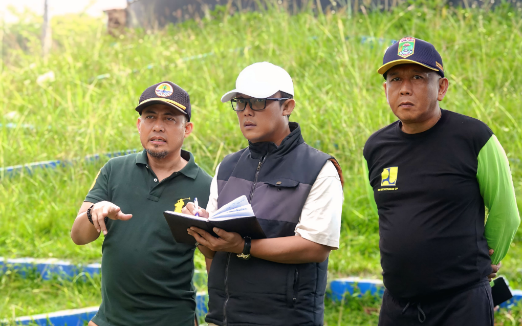 Gotong Royong Bersihkan Tugu Kopiah Emas, Bupati Ardito Wijaya Ajak Warga Berpartisipasi