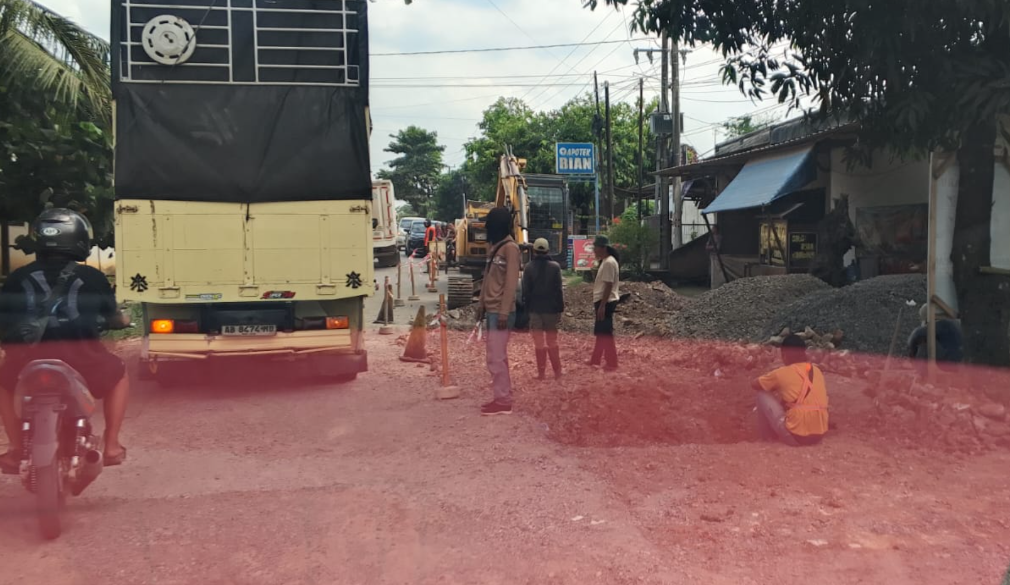 Perbaikan Jalan Raya Sukadamai Lampung Selatan, Pengendara Diminta Hati-hati