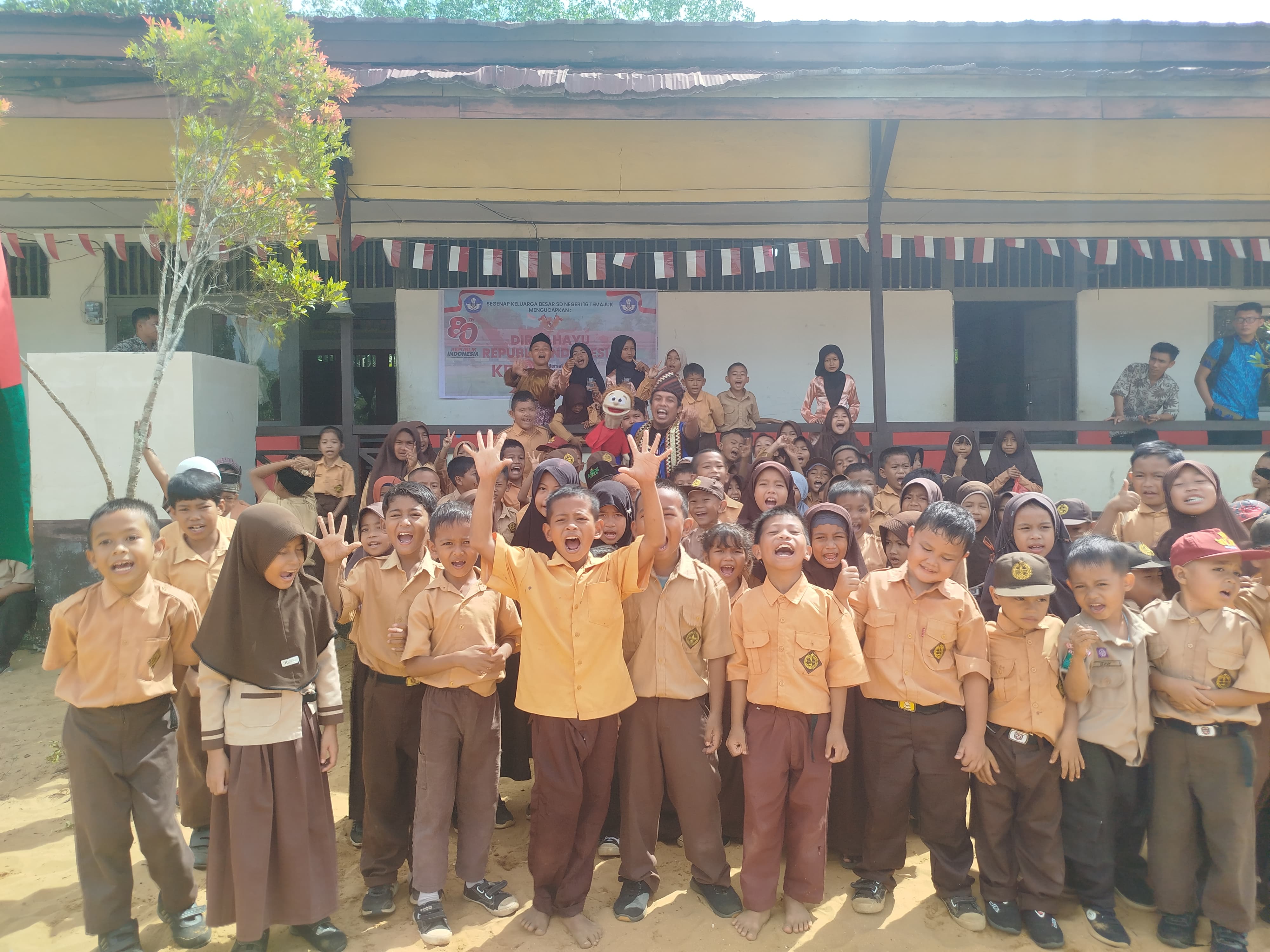 Jarwo Songha Bawa Dongeng Cinta Tanah Air ke Anak-anak Perbatasan Indonesia-Malaysia