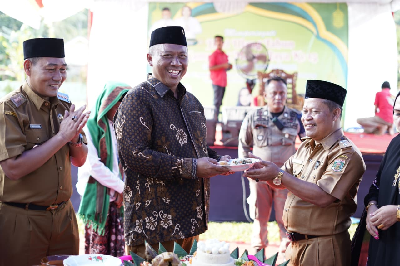 Plt Bupati I Komang Koheri Hadiri Pengajian Akbar HUT ke-15 Kampung Mekar Jaya