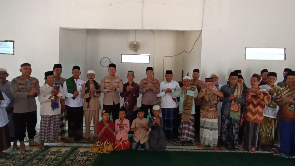 Dekat dengan Warga, Polres Mesuji Gelar Jumat Keliling dan Serahkan Tali Asih untuk Marbot