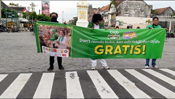 Tebar Kebaikan di Bulan Suci, Grab Bike Jogja Bagikan Takjil kepada Pengguna Jalan 