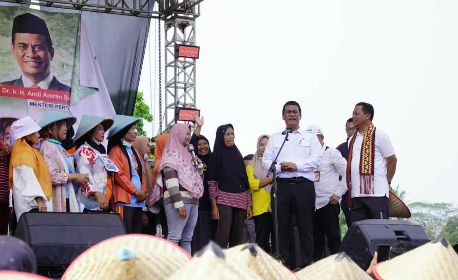 Mentan Amran Hadiri Pesta Rakyat Petani di Pringsewu