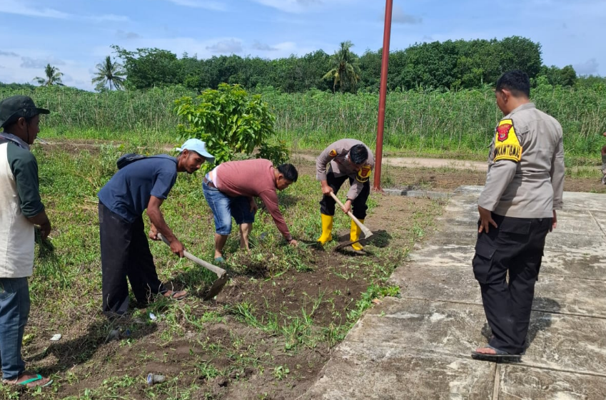 Wujud Kepedulian Polri, Polsek Dente Teladas Gelar Gotong Royong Bersama Warga