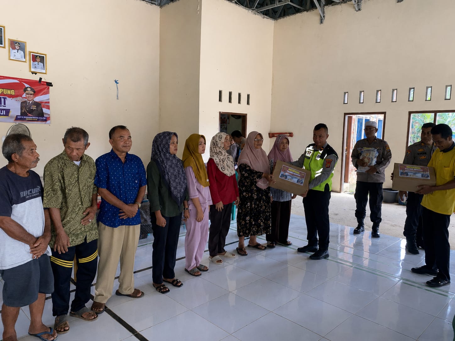 Polres Mesuji Gelar Jumat Curhat dan Bagikan 25 Paket Sembako untuk Warga