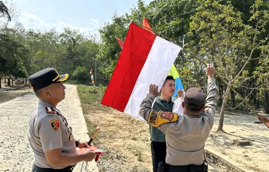Semarak HUT RI ke-81, Kapolres Mesuji Turun Langsung Bagikan Bendera Merah Putih