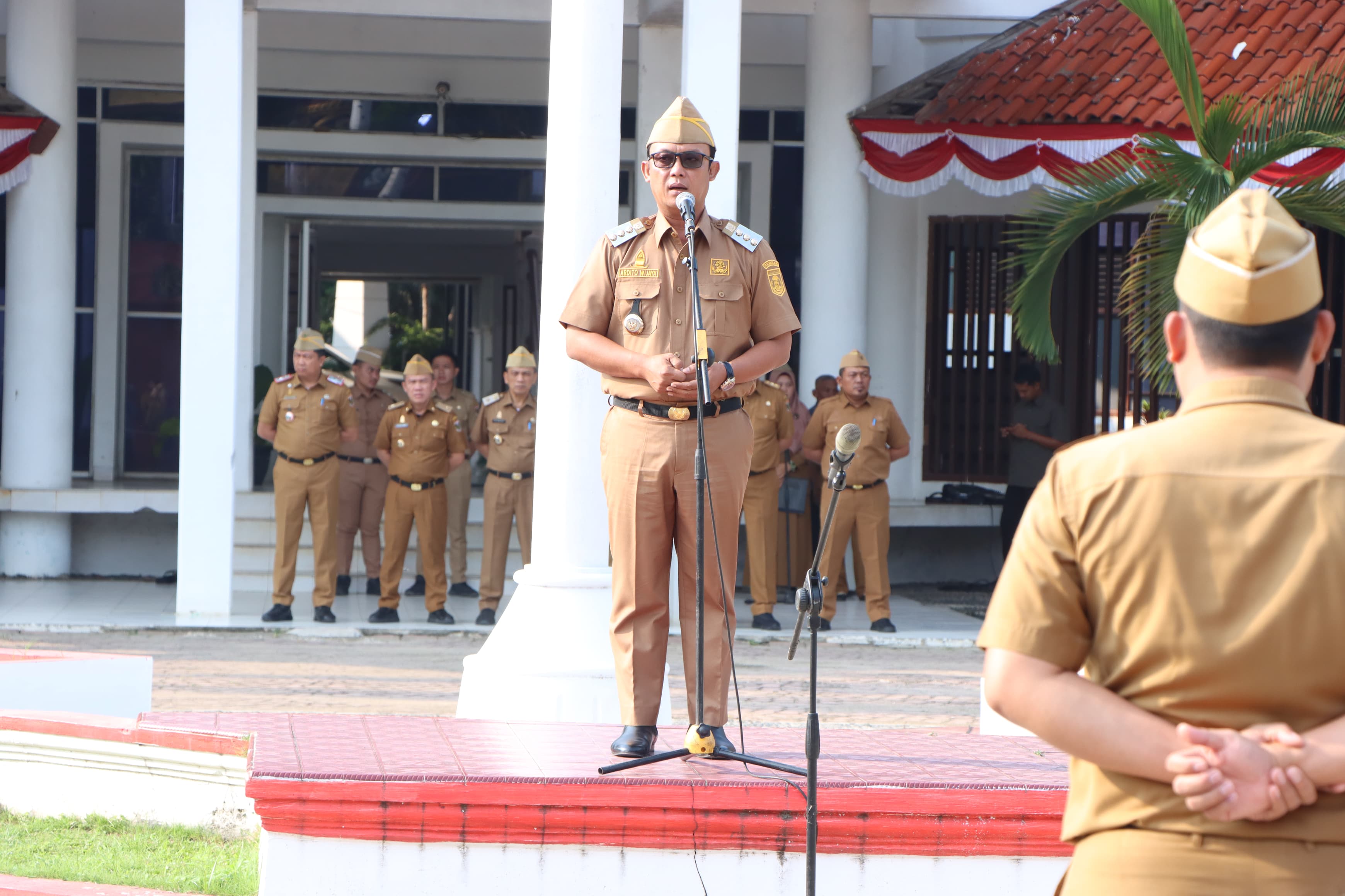 Apel Mingguan Pemkab Lamteng: Bupati Ardito Ajak ASN Perkuat Solidaritas dan Gotong Royong