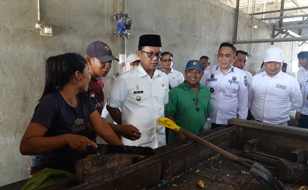 Bupati Ardito Tinjau Pabrik Tapioka di Seputih Surabaya, Cari Solusi Harga Singkong Anjlok