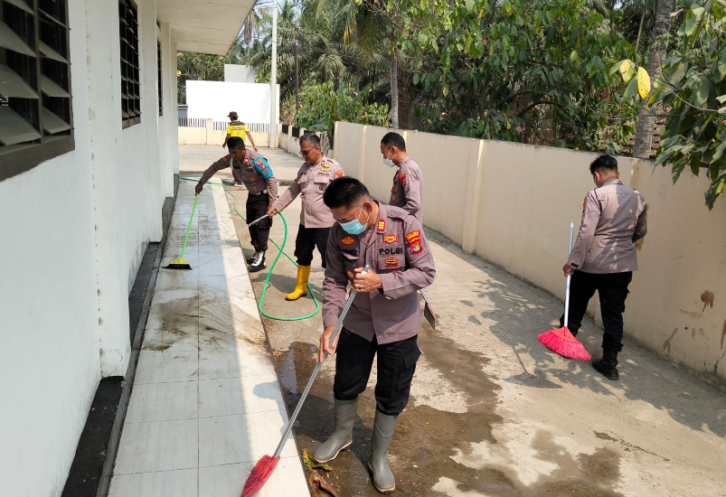 Abu Vulkanik Gunung Anak Krakatau Ganggu Aktivitas Warga, Polisi Bagikan Masker di Pringsewu
