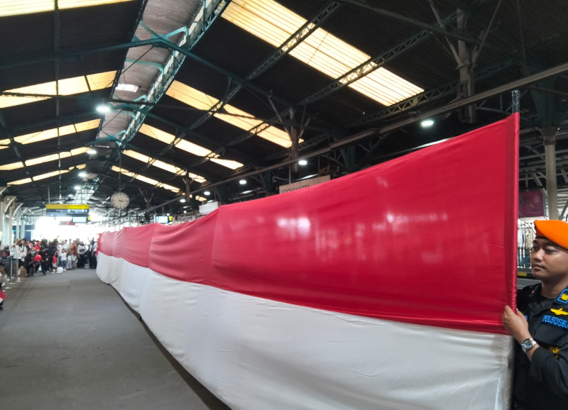 HUT ke-81 RI di Stasiun Yogyakarta Meriah, Bendera Merah Putih 25 Meter Dibentangkan