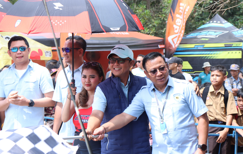 Bupati Didampingi Wabup Buka Piala Bupati Lampung Tengah Samosir Dragbike 2025, Ratusan Pembalap Ramaikan Sirkuit Poncowati