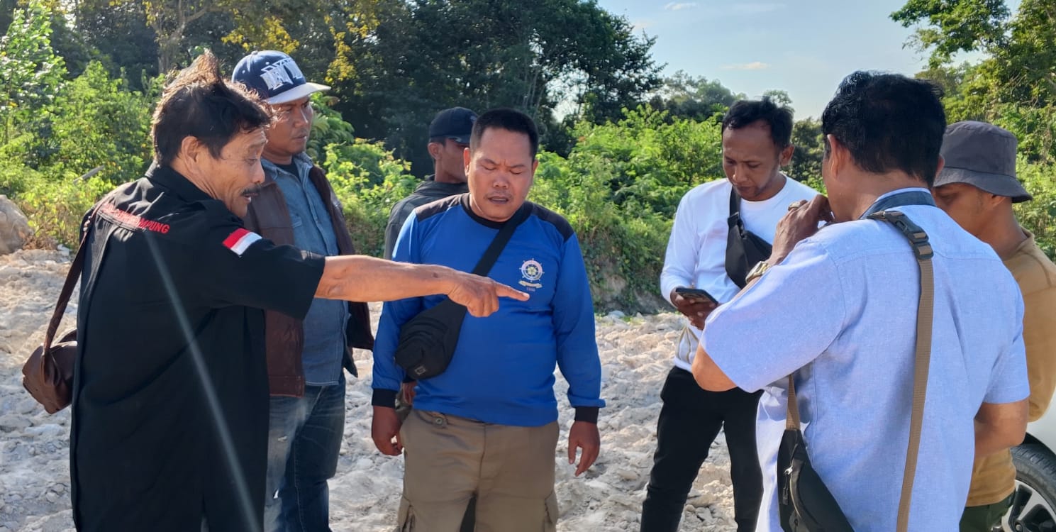 Diduga Belum Ada Izin, Lokasi Pengerukan Material Tanah di Jatiagung Disegel